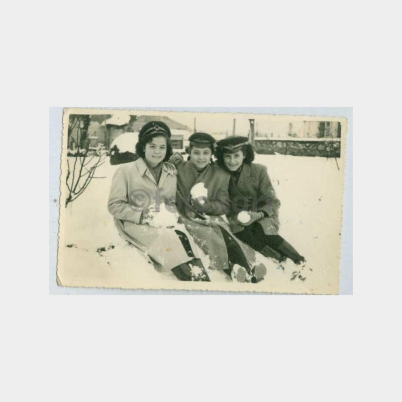1940 Şapkalı Kız Öğrenciler Kar Manzara Fotoğraf