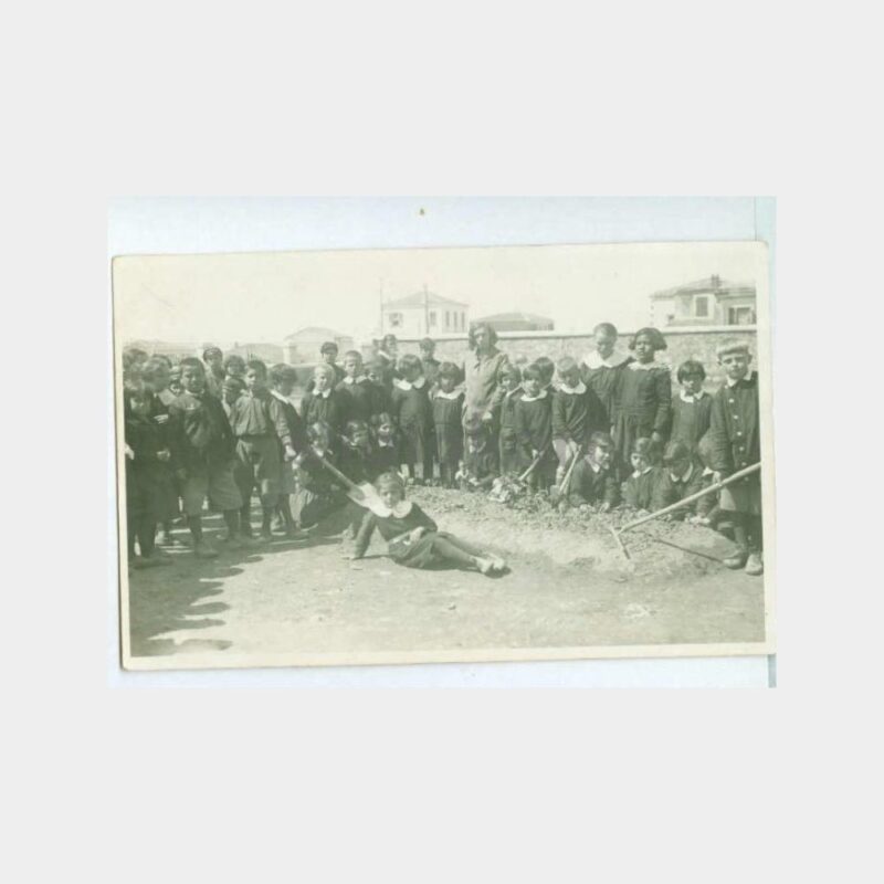 1930 Okul - Bahçede Tabiat Dersi Fotoğraf