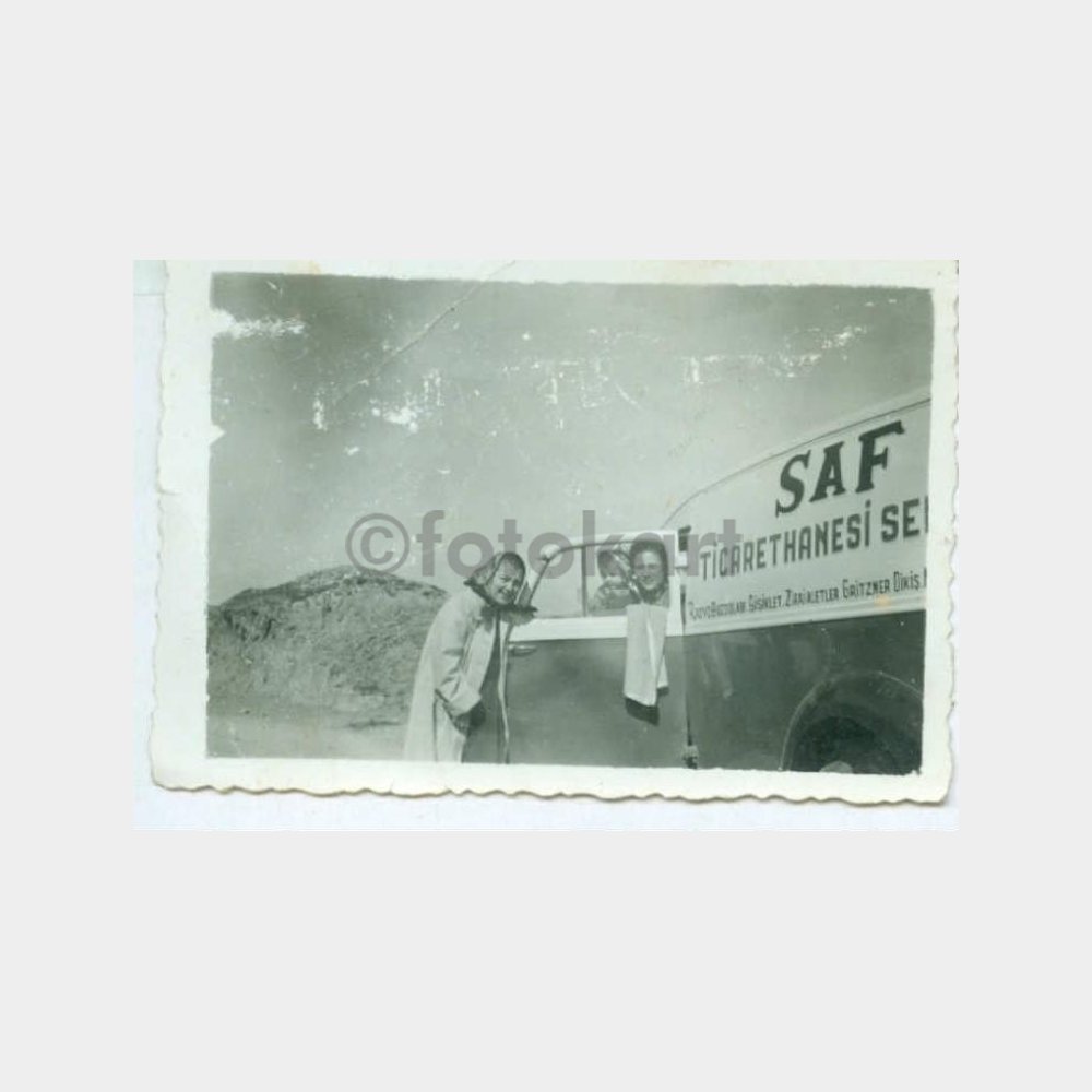 1955 Saf Ticarethane Servis Otosu Fotoğraf