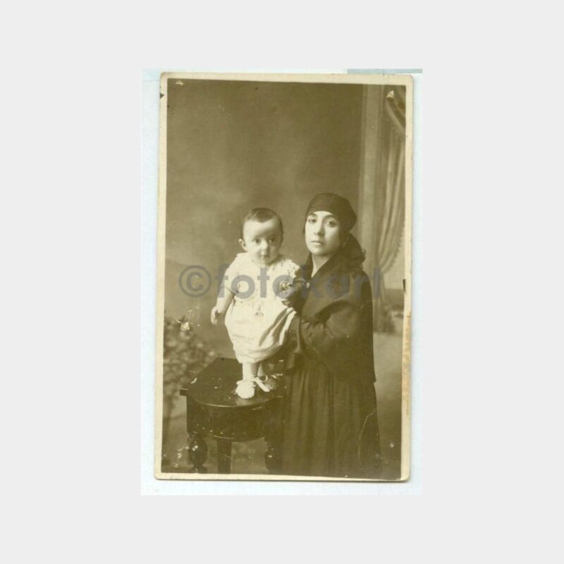 1920 Çarşaflı Anne ve Çocuğu Fotoğraf
