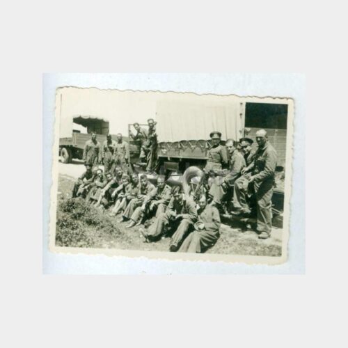 1950 Askeri Araç Önünde Grup Fotoğraf