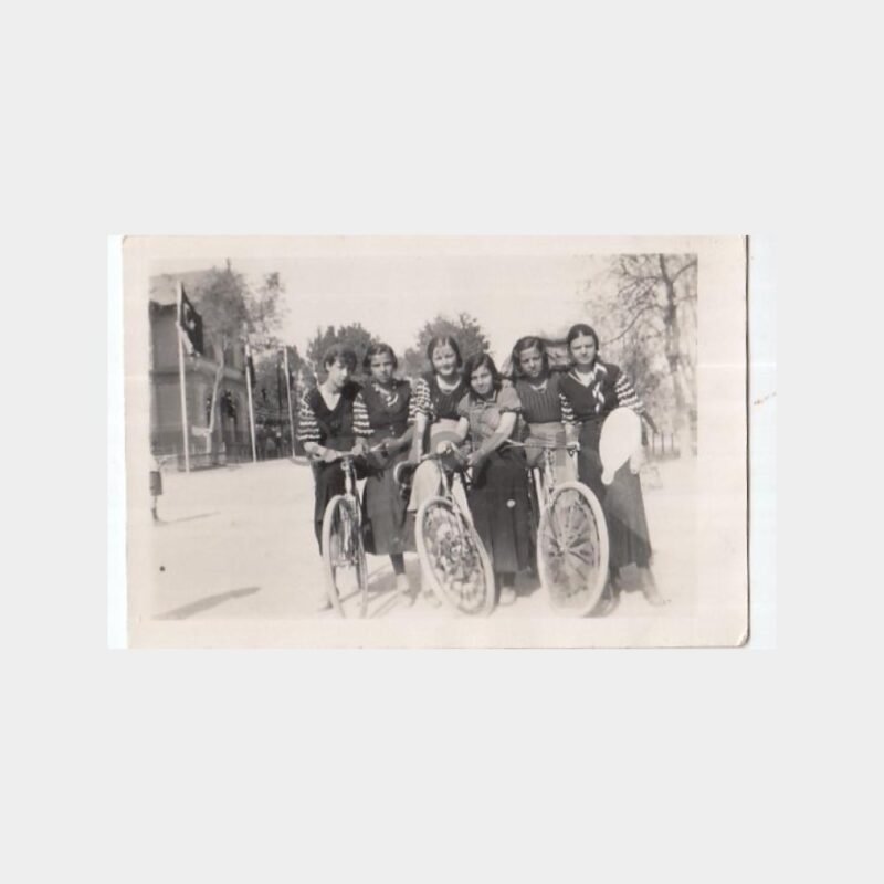 1933 İzmir Cumhuriyet Töreninde Bisikletli Kızlar Fotoğraf