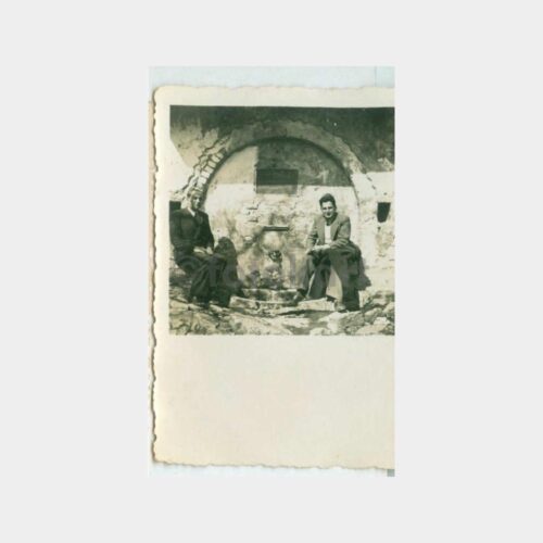 1940 Köy Çeşmesi Önünde Baylar Fotoğraf