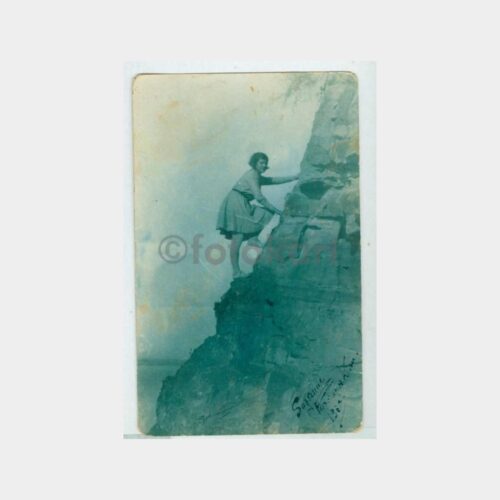 1930 Dağa Tırmanan Kız Konulu Fotoğraf