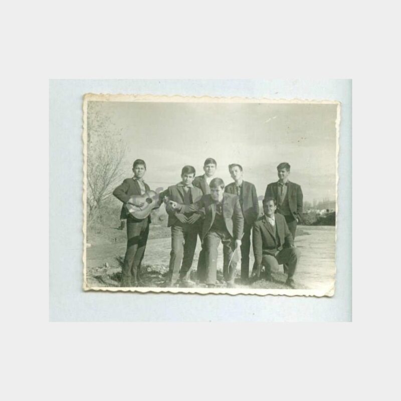 1960 Gitarlı Genç ve Grup Fotoğraf