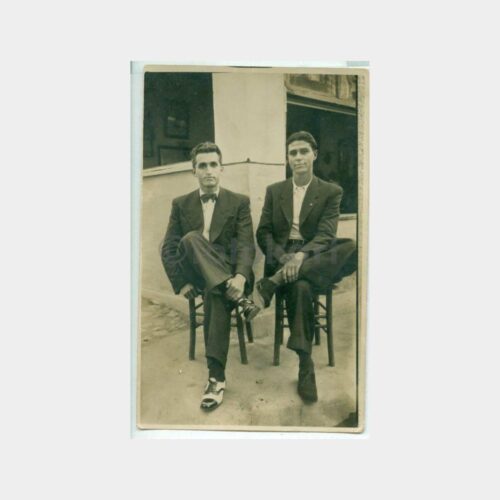 1933 Kahvehane Önünde Gençler Fotoğraf