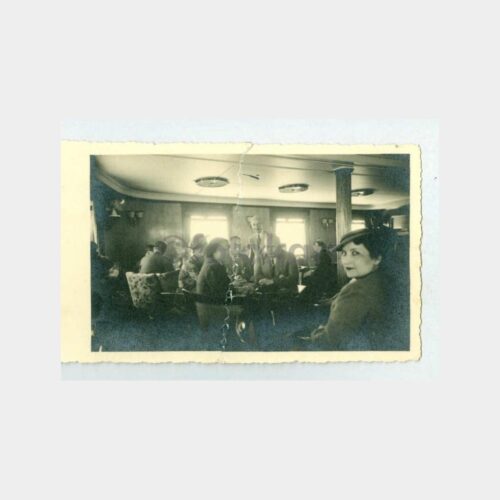 1940 Vapur Kamarasında Şapkalı Kadın Fotoğraf