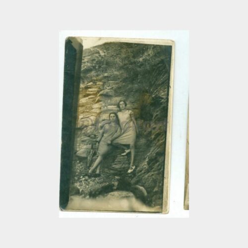 Kayalıklarda 2 Kadın Görünüş Fotoğraf