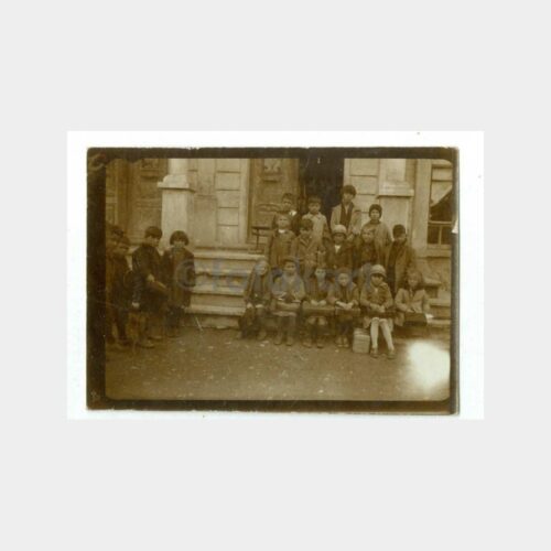 1925 Okul Grubu Kapısı Önünde Fotoğraf