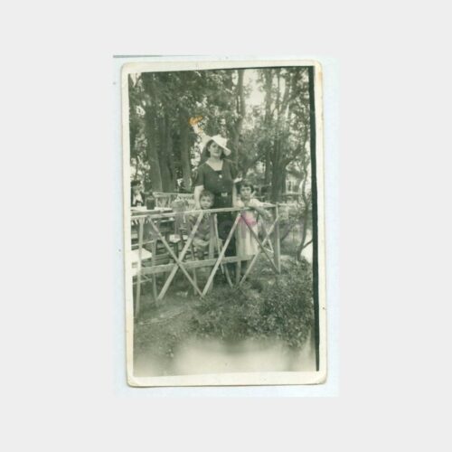 1940 Şapkalı Kadın Parkta Görünüş Fotoğraf