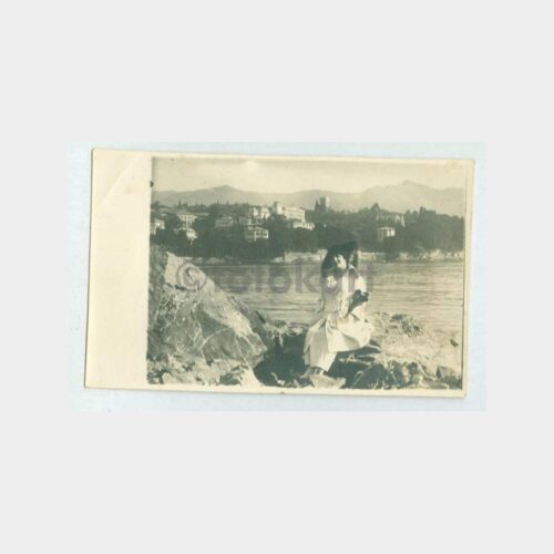 1930 Şapkalı Kadın Sahil Kenarında Fotoğraf