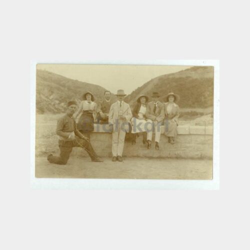 1930 Şapkalı Bay Bayanlar Gezide Fotoğraf