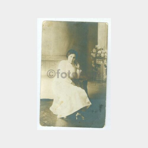 1920 Çiçekli Kadın Stüdyo Fotoğraf