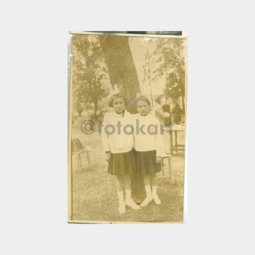1928 İki Kız Öğrenci Okul Gezisinde Fotoğraf