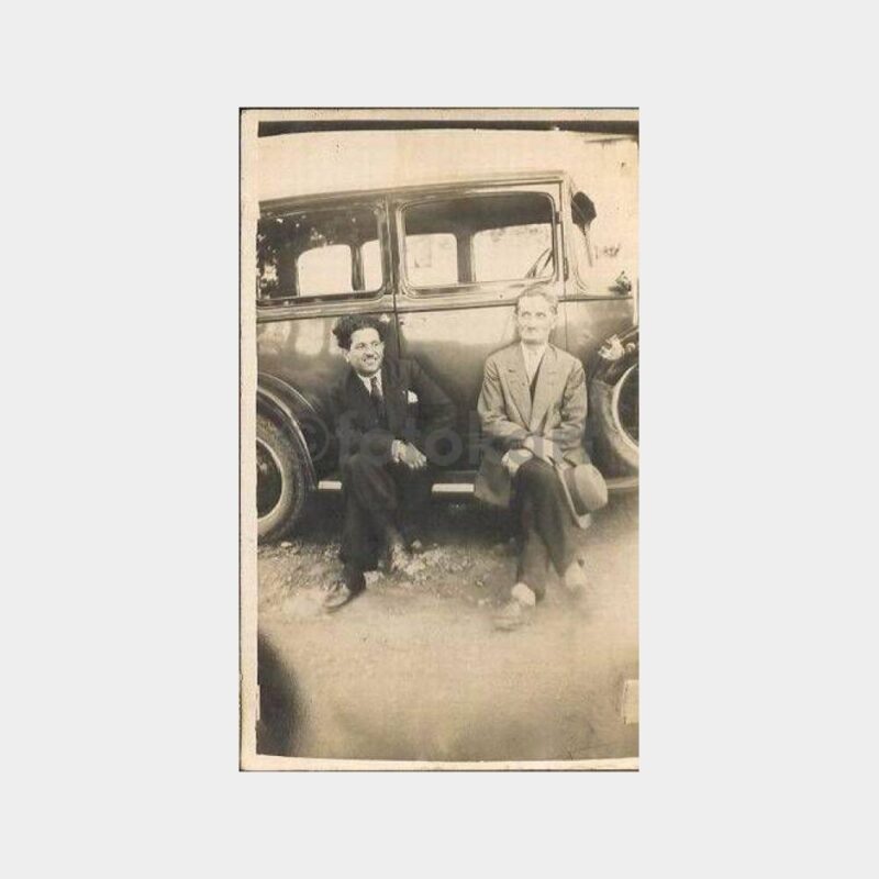Eski Bir Arabanın Yanında Oturan Baylar Fotoğraf