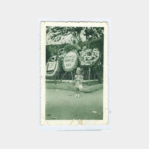 1953 Beykoz Ata Anıtı Önünde Kız Öğrenciler Fotoğraf