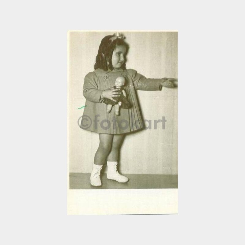 Özel Elbiseli Oyuncak Bebeğiyle Kız Fotoğraf
