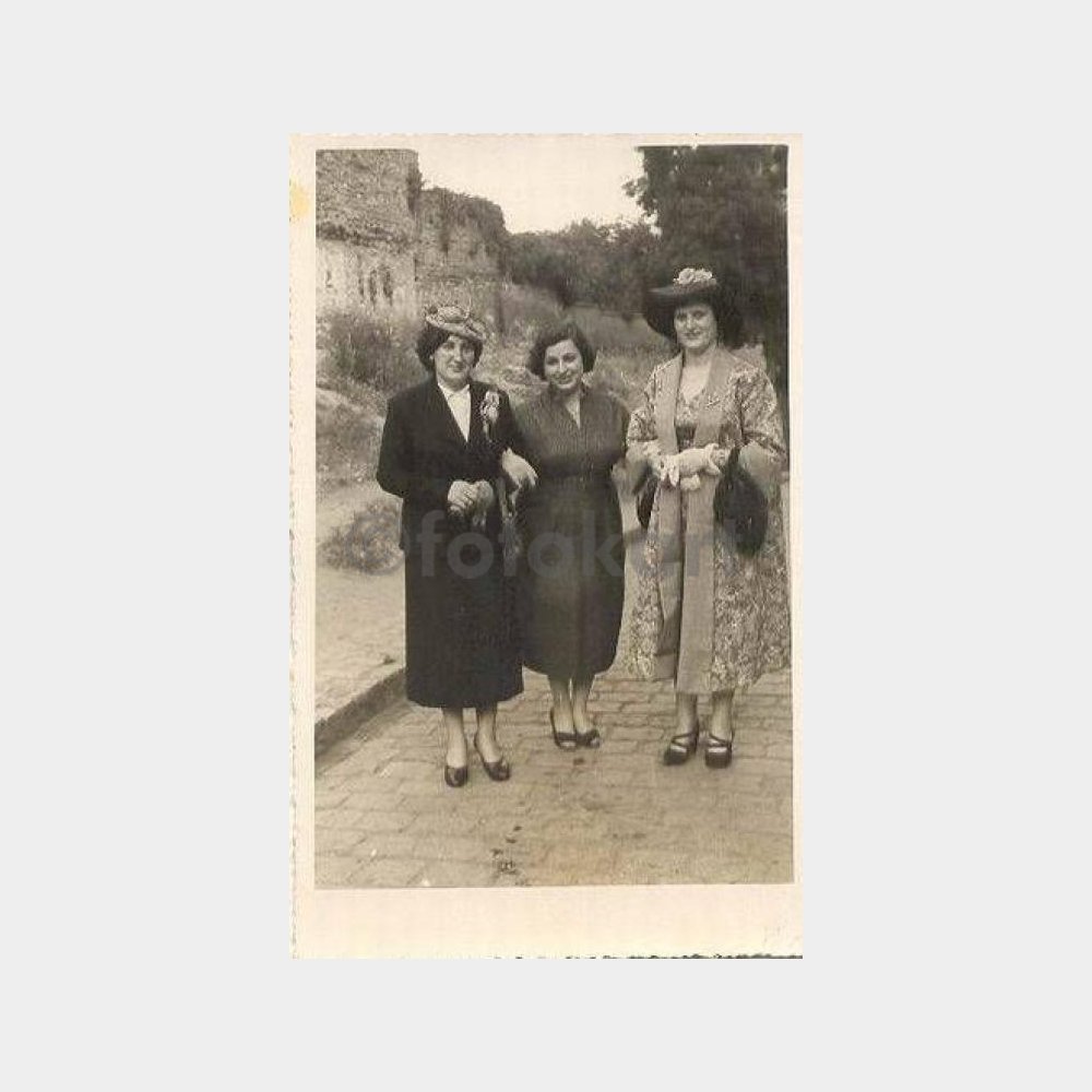 Üç Şık Hanımefendi Kolkola Fotoğraf