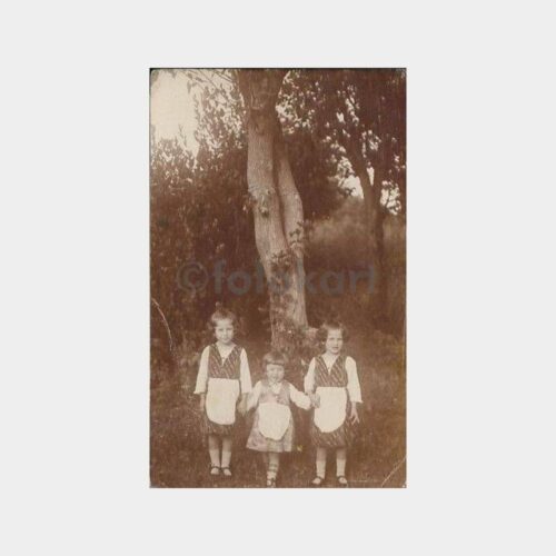 Bahçede Önlüklü Üç Kız Kardeş Fotoğraf