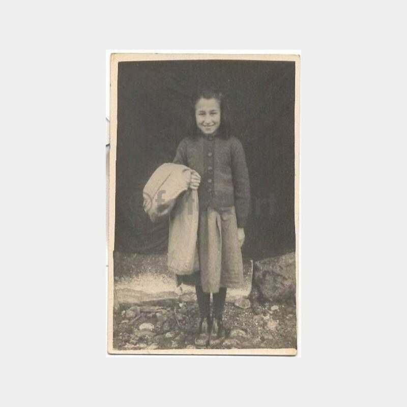 1941 Paltolu Bir Kız Fotoğraf