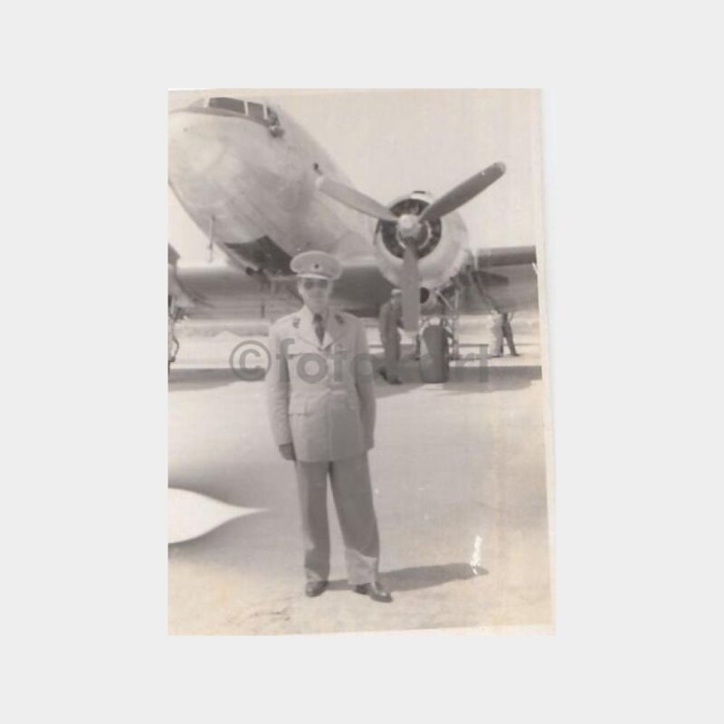 1960 Uçak Önünde Subay Konulu Fotoğraf