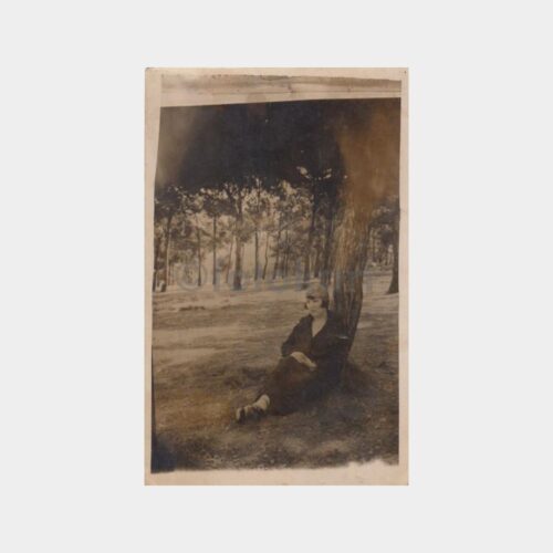 1928 Ağaç Altında Dinlenen Kadın Fotoğraf