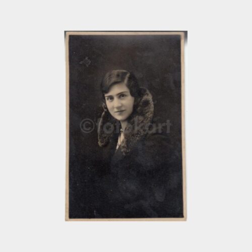 1930 Kürklü Kadın Stüdyo Fotoğraf
