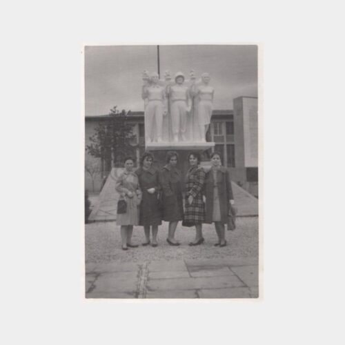 Anıt Heykel Önünde Kadınlar Konulu Fotoğraf