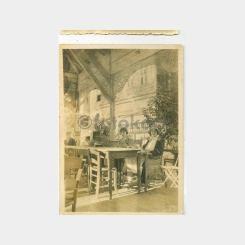 1926 Tarihi Bina Bahçesinde Kadınlar Fotoğraf