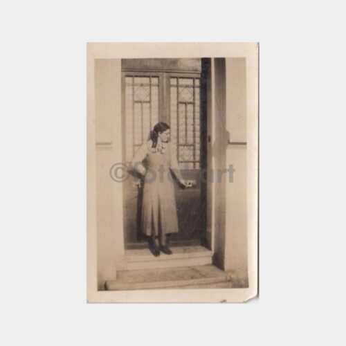 1934 Apartman Önünde Kadın Konulu Fotoğraf