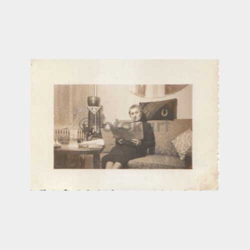 1940 Ev Yaşamı Okuyan Kadın Konulu Fotoğraf