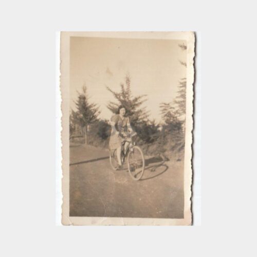1940 Bisikletli Kadın Konulu Fotoğraf