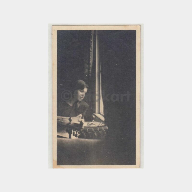 1940 Pencerede Okuyan Kadın Fotoğraf