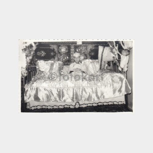 1945 Sünnet Çocuğu Yatak Konulu Fotoğraf