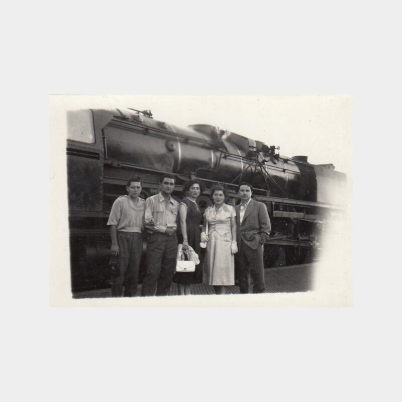 1940 Lokomotif Önünde Grup Tren Konulu Fotoğraf