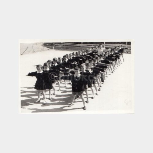 1940 İlkokul Beden Eğitimi Dersi Konulu Fotoğraf