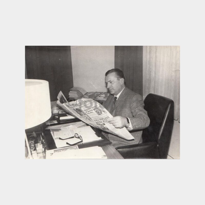1959 Gazete Okuyan Müdür Arşiv Fotoğrafı