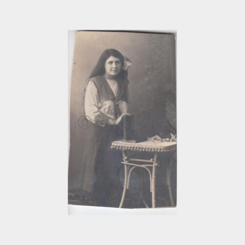 1926 Kitaplı Kız Stüdyo Fotoğraf
