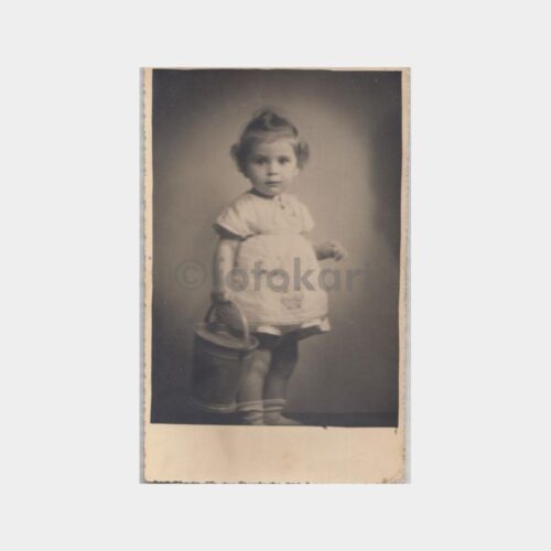 1943 Oyuncak Kovası Kız Çocuk Konulu Stüdyo Fotoğraf