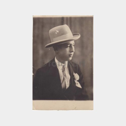 1930 Şapkalı Mendilli Genç Stüdyo Fotoğraf