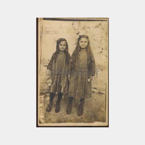 Uzun Saçlı İki Kız Kardeş Fotoğraf