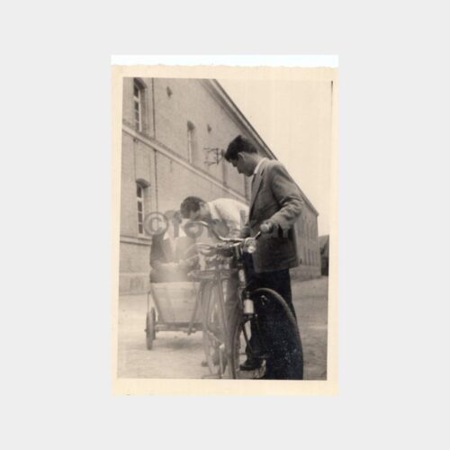 Bisiklet ve Çekecek Arabası Konulu Fotoğraf