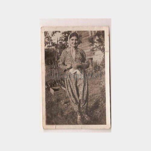 1932 Maltepe Bizim Bahçede Köylü Kızı Fotoğraf