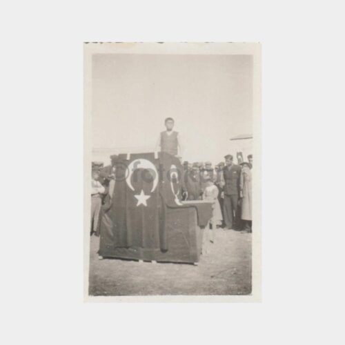 1930 Bayrak - Kürsüde Konuşmacı Konulu Fotoğraf