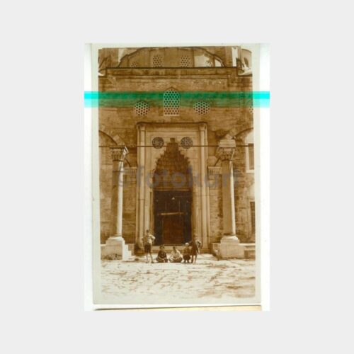 1930 Cami Önünde Çocuklar Fotoğraf