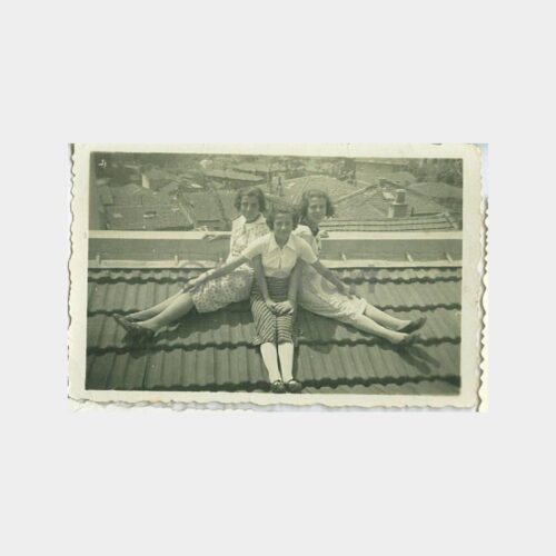 Çatıda Üç Genç Kız Görünüş Fotoğraf