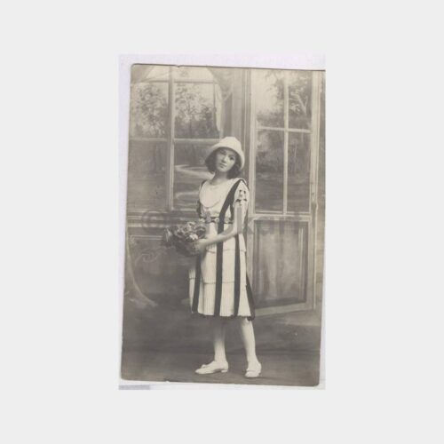 1930 Çiçekli Güzel Kız Konulu Fotoğraf