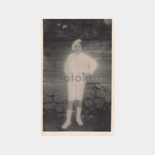 1933 Erkek Çocuk Ev Önünde Fotoğraf