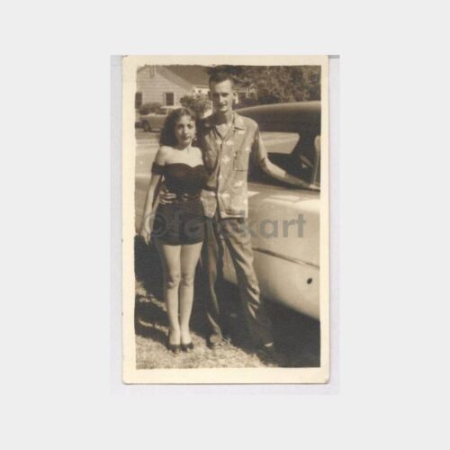 Eski Oto Önünde İlginç Çift Görünüş Fotoğraf