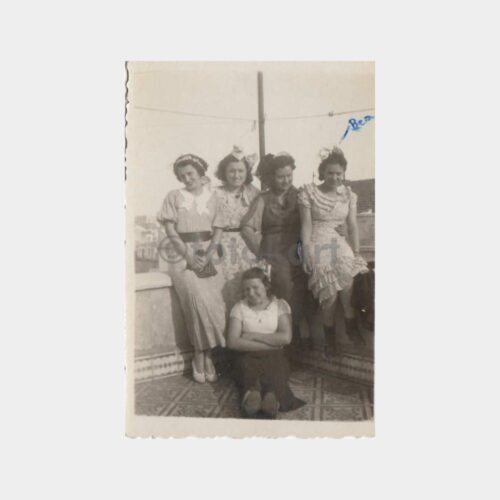 1936 Kız Yurdu Terasında Kızlar Konulu Fotoğraf
